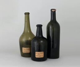 Trois bouteilles, Bordeaux, XVIIIe siècle, verre Fonds ancien de la Ville de Bordeaux © madd-bordeaux - L. Gauthier