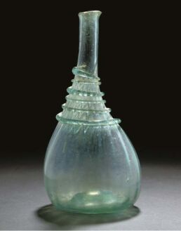 Bouteille en verre vert pâle. Shiraz, Iran, XVIIIe siècle © Christie’s