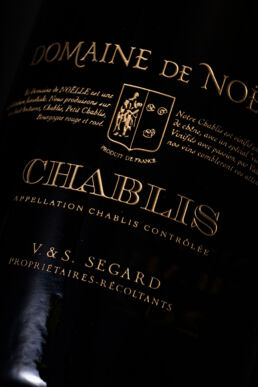 Zoom sur gravure recto sur verre : bouteille magnum Chablis. Une réalisation MSV.